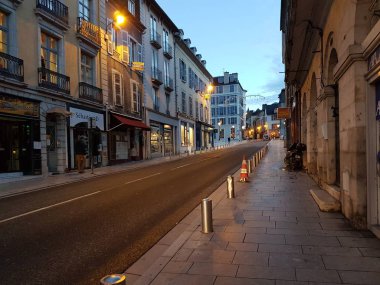 Pau tarihi şehir, başkenti Bearn, eski binalar ile sokak ve Pirenees-Atlantiques Merkezi