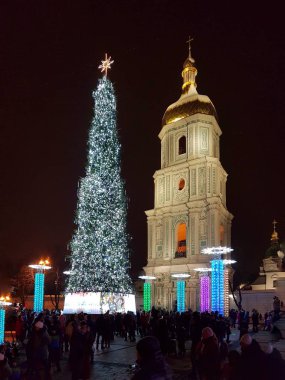 St. Sophia Katedrali çan kulesine aydınlatma ile ışıklı Noel ağacı ile Kiev kış