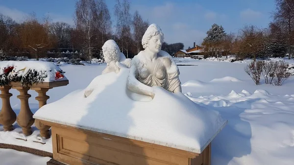 Mezhihirya, Novi karla kaplı Petrivtsy heykel