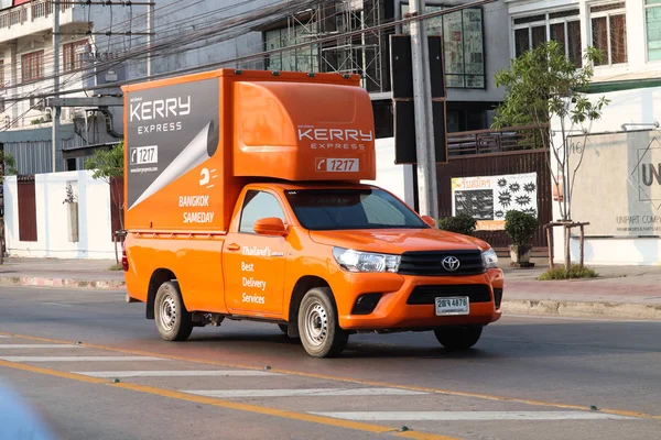 Kerry hızlı gönder kutusunda sokakta müşteriye Fabuary 19,2019 üzerinde Bangkradi Road, Bangkok, Tayland çalışmasını lojistik kamyon.                   