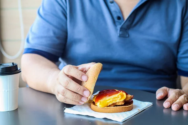 Şişman adam yemek lokanta hamberger yetersizliği diyet. Mutlu bir gülümseme 