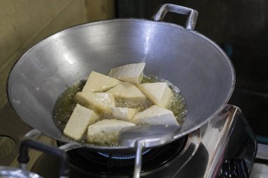 turner ile demir tavada kızarmış tofu, soya peyniri veya soya fasulye pasta