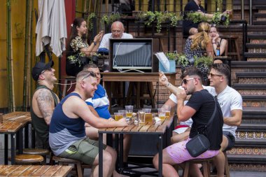 Bangkok, Tayland - 3 Haziran 2018: Turist bira içme keyfini çıkarın