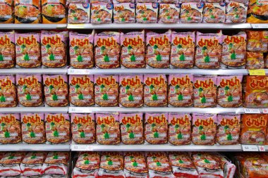  Tayland'da bir süpermarkette bir rafta Anlık erişte, transl