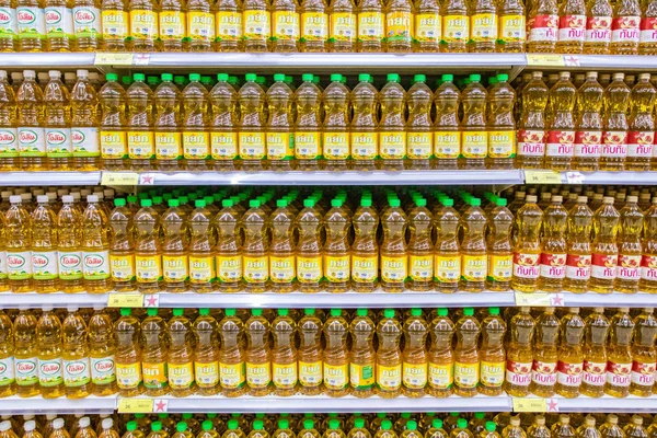 Многочисленные растительное масло в пластиковой бутылке положить на полку в T — стоковое фото