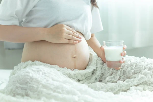 Jeune femme asiatique choisir de manger des aliments sains, des œufs et du lait durin — Photo