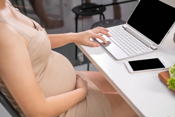 Mulheres grávidas usam internet por laptop para buscar relação gravidez — Fotografia de Stock