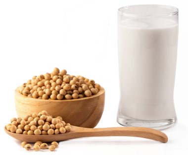 Soya fasulyesi ve soya sütü beyaz arka plan üzerinde izole bir bardak. S