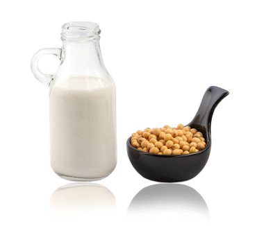 soya fasulyesi , beyaz backgroun izole cam şişe soya sütü