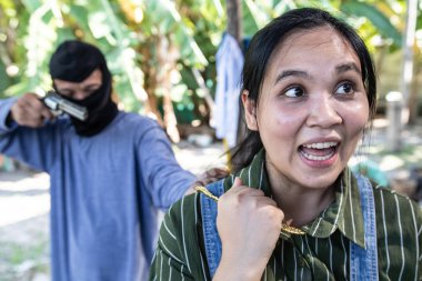 Kız şoktan çığlık atıyor. Bir sinsi tarafından soyulduktan sonra