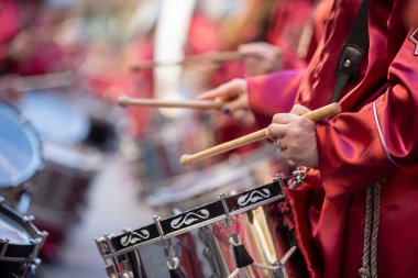 Paskalya 'da davul çalan ellerin yakın çekimi