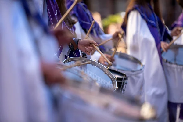 Close Mãos Tocando Tambor Durante Páscoa — Fotografia de Stock