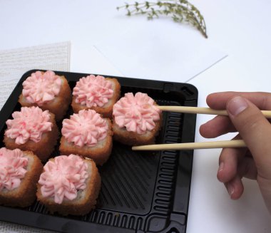 Beyaz arka planda hashi ile lezzetli taze suşi