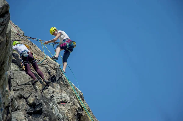 Kobieta Rock Alpinistka Ścianie — Zdjęcie stockowe