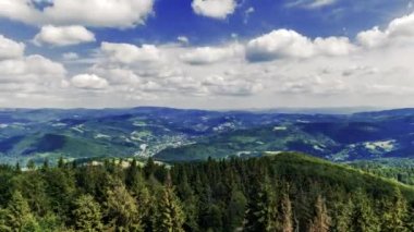 Silesian Beskids dağlardan Czantoria tepe Polonya - Time Lapse Video 50fps doğru görünümü
