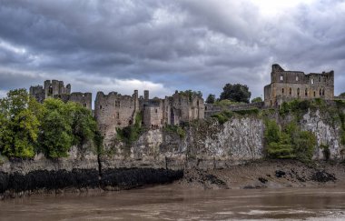 Güney Galler Chepstow kalesi kalıntıları ediyor