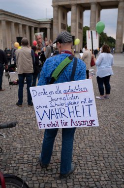 03 / 09 / 2020 - Berlin Almanya - Brandenburg Kapısı önünde Julian Assange Tutukluluk Karşıtı Gösteri