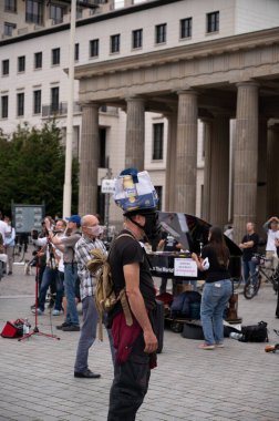 03 / 09 / 2020 - Berlin Almanya - Brandenburg Kapısı önünde Covid Sınırlama Karşıtı Protestocu