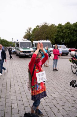 03 / 09 / 2020 - Berlin Almanya - Brandenburg Kapısı önünde Covid Sınırlama Karşıtı Protestocu