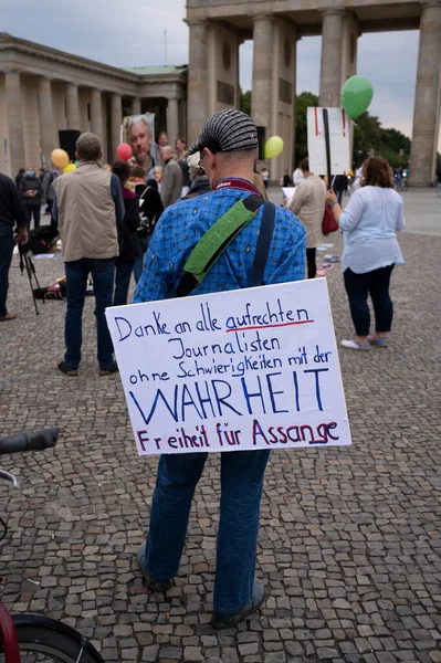 03 / 09 / 2020 - Berlin Almanya - Brandenburg Kapısı önünde Julian Assange Tutukluluk Karşıtı Gösteri