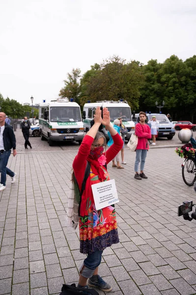 03 / 09 / 2020 - Berlin Almanya - Brandenburg Kapısı önünde Covid Sınırlama Karşıtı Protestocu
