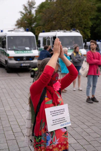03 / 09 / 2020 - Berlin Almanya - Brandenburg Kapısı önünde Covid Sınırlama Karşıtı Protestocu