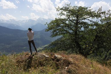 Dağ tarafı bir panorama ile kız