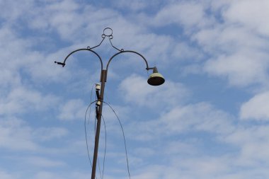 Bulutlu gökyüzü arka plan üzerinde eski elektrik direği. Arka plan