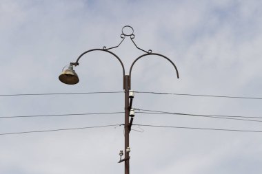 Bulutlu gökyüzü arka plan üzerinde eski elektrik direği. Arka plan