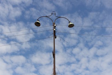 Bulutlu gökyüzü arka plan üzerinde eski elektrik direği. Arka plan