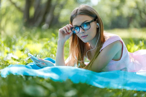 Menina Deitar Relaxar Grama Verde Ouvir Música Com Smartphone Verão — Fotografia de Stock