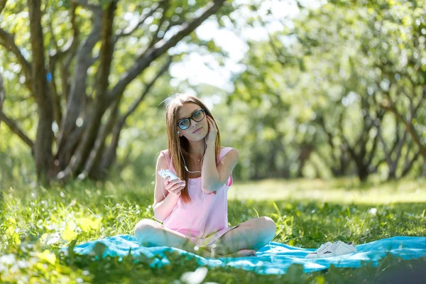 Belle Femme Écoutant Musique Sur Écouteurs Assis Sur Herbe Dans — Photo