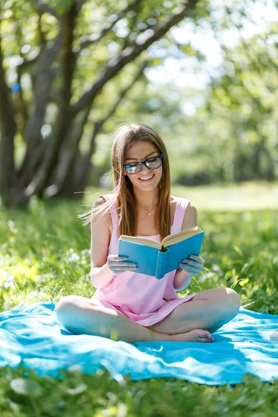 屋外の本を読んで 美しい若い白人の女性の肖像画 草の上に座ってください — ストック写真