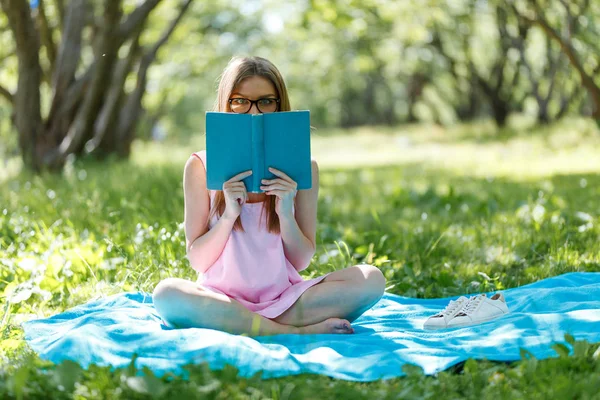 Portret Van Een Mooie Jonge Kaukasische Vrouw Lezen Van Een — Stockfoto