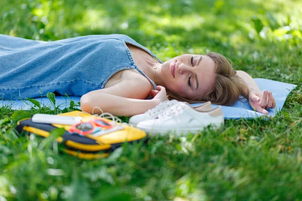 在公园的草地上放松的漂亮女人 顶部视图 — 图库照片