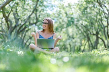 Öğrenci dizüstü dizüstü bilgisayar seyir Park ile