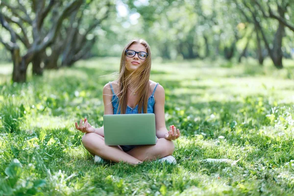 Estudante Sentada Parque Com Seu Laptop Posição Lótus — Fotografia de Stock