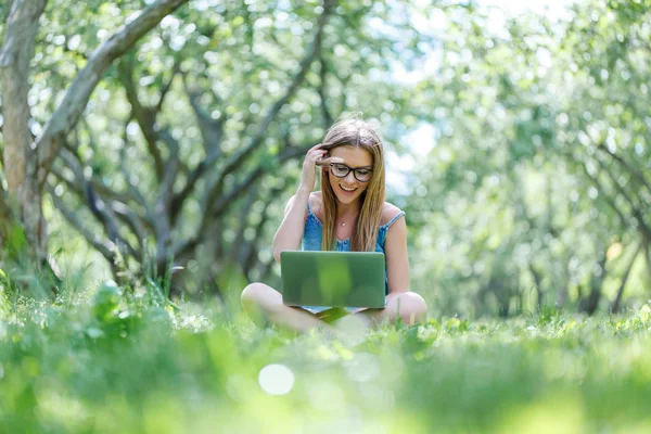 Estudante Sentada Parque Com Seu Laptop Posição Lótus — Fotografia de Stock