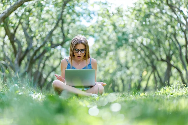 Estudante Com Notebook Parque Olhando Para Computador Notebook — Fotografia de Stock