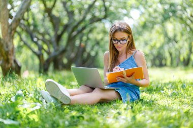 Dizüstü bilgisayarda arıyorum Park ile öğrenci