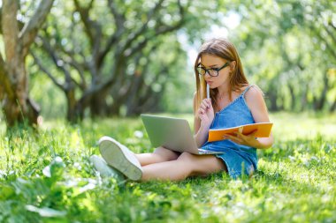 Dizüstü bilgisayarda arıyorum Park ile öğrenci