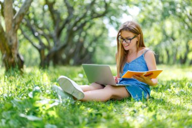 Dizüstü bilgisayarda arıyorum Park ile öğrenci