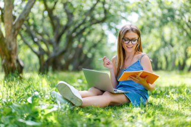 Dizüstü bilgisayarda arıyorum Park ile öğrenci