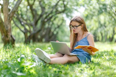 Dizüstü bilgisayarda arıyorum Park ile öğrenci