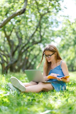 Dizüstü bilgisayarda arıyorum Park ile öğrenci