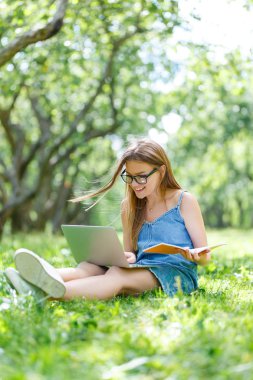 Dizüstü bilgisayarda arıyorum Park ile öğrenci