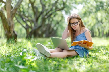 Dizüstü bilgisayarda arıyorum Park ile öğrenci