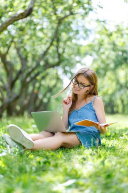 Dizüstü bilgisayarda arıyorum Park ile öğrenci