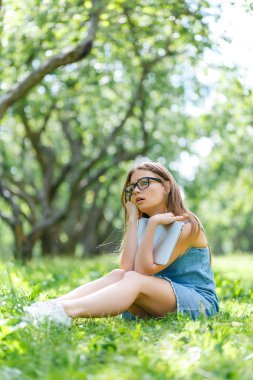 Dizüstü bilgisayarda arıyorum Park ile öğrenci