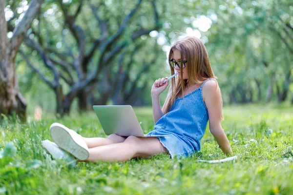 Dizüstü bilgisayarda arıyorum Park ile öğrenci